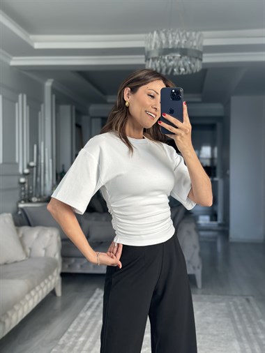 Beyaz Yanları Büzgülü Yarasa Kol Kadın T-Shirt
