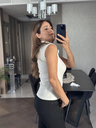 Beyaz Yarım Boğazlı Sıfır Kol Fitilli Kaşkorse Kadın Body