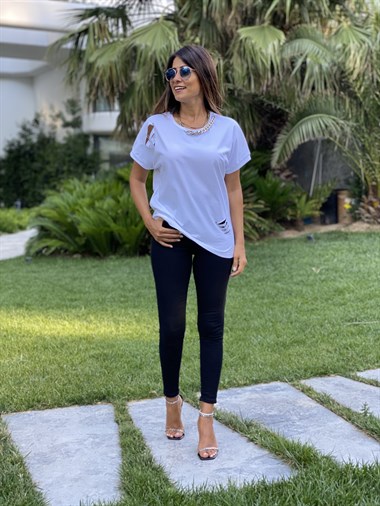 Beyaz Zincir Detay Yırtıklı Kadın T-Shirt