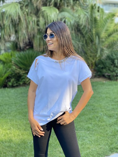 Beyaz Zincir Detay Yırtıklı Kadın T-Shirt