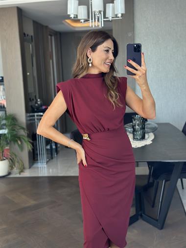 Bordo Gold Broşlu Vatkalı Sıfır Kol Midi Boy Kadın Elbise 