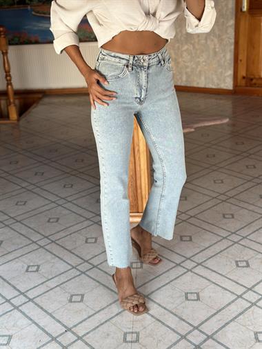 Buz Mavi Kesik Paça Flare Kadın Jean
