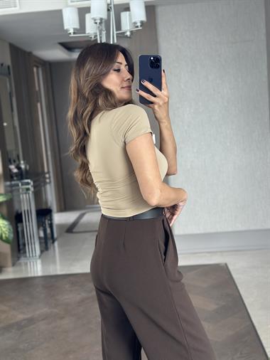 Camel Karol V Yaka Kısa Kol Kadın Crop Body