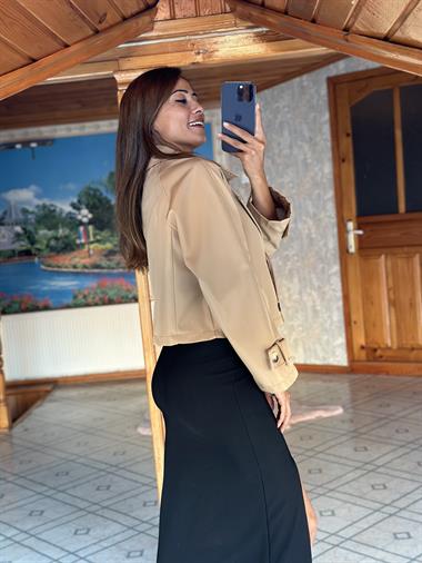 Camel Kruvaze Yaka Dört Düğmeli Kısa Kadın Trençkot