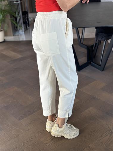 Ekru Gabardin Cebi Biyeli Paçası Minik Yırtmaçlı Kadın Pantolon