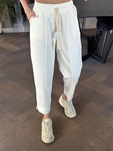 Ekru Gabardin Cebi Biyeli Paçası Minik Yırtmaçlı Kadın Pantolon