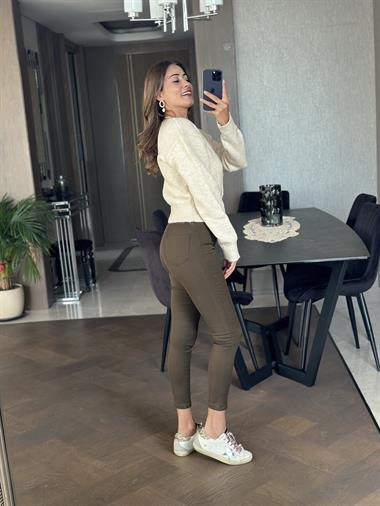 Ekru Kalp Düğmeli Kadın Triko Hırka