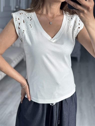 Ekru Omuzları Nakışlı Kolsuz Kadın T-Shirt