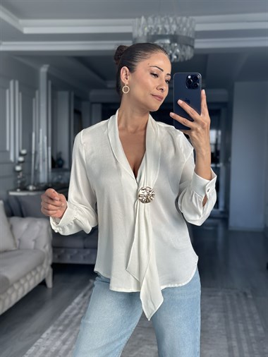 Ekru Şal Yaka Önü Broşlu Kadın Gömlek