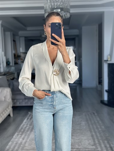 Ekru Şal Yaka Önü Broşlu Kadın Gömlek