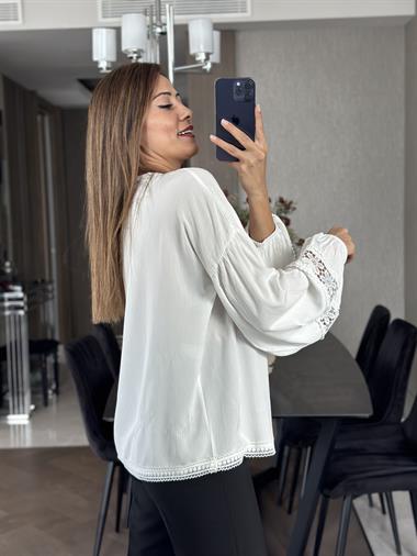 Ekru V Yaka Güpür Detay Kadın Bluz