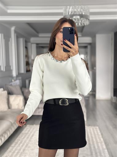 Ekru Yakası Metal Aksesuarlı Kadın Triko Kazak
