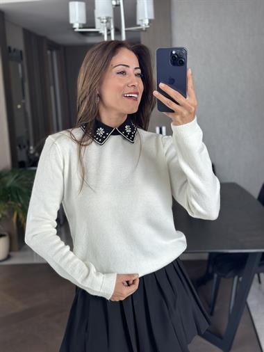 Ekru Yakası Taş Detaylı Yumoş Triko Kadın Kazak