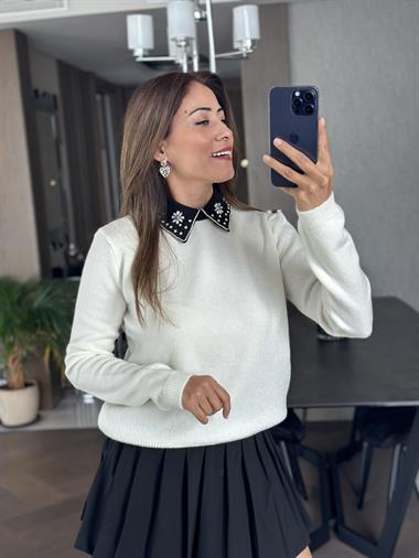 Ekru Yakası Taş Detaylı Yumoş Triko Kadın Kazak