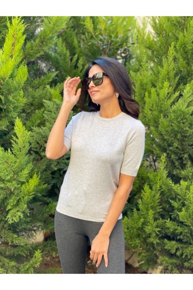 Gri Arkası Düğmeli Kısa Kol Kazak
