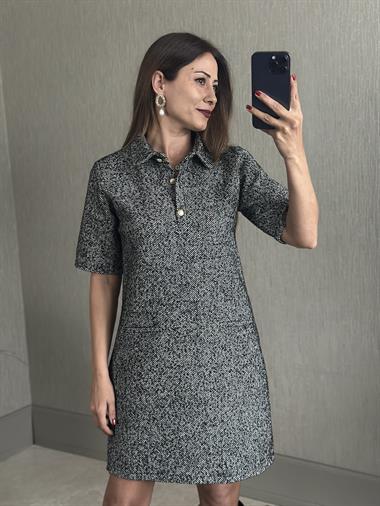 Gri Balıksırtı Desen Polo Yaka Kısa Kol Üç Düğmeli Buklet Kadın Mini Elbise