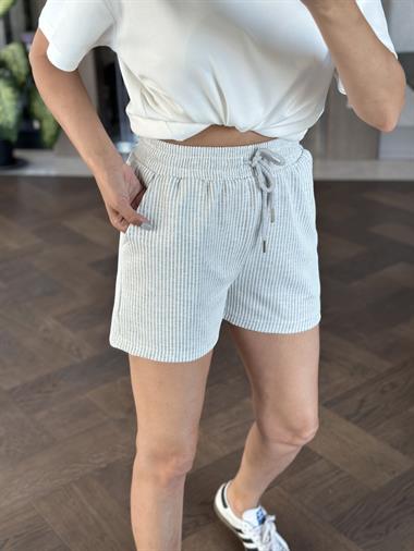 Gri Çizgili Beli Lastikli Ve Bağcıklı Kadın Şort