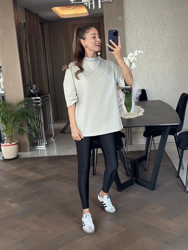 Gri Dik Yaka Truvakar Kol Oversize Basic Kadın T-Shirt