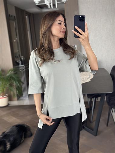 Gri Dikiş Detay Önü Çift Yırtmaçlı Kadın T-Shirt