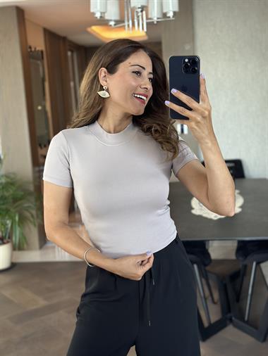 Gri Karol Kısa Kol Yakası Ribanalı Kadın Body