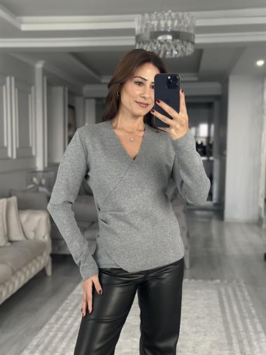 Gri Kruvaze Yaka Yanı Büzgülü Kadın Triko Kazak