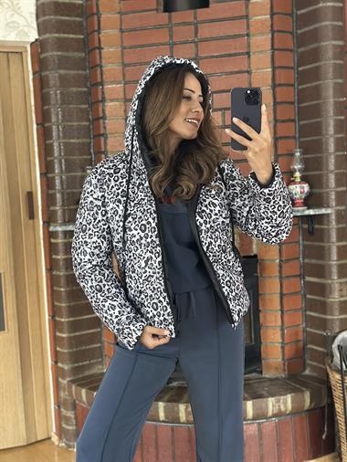 Gri Leopar Desen Kapüşonlu Kadın Şişme Mont