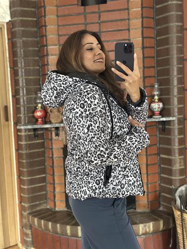 Gri Leopar Desen Kapüşonlu Kadın Şişme Mont