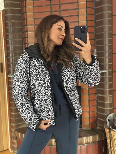 Gri Leopar Desen Kapüşonlu Kadın Şişme Mont