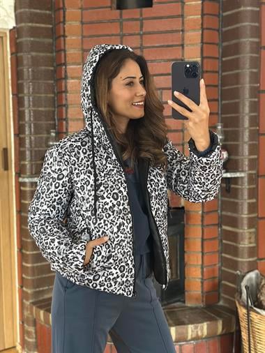 Gri Leopar Desen Kapüşonlu Kadın Şişme Mont