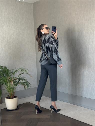 Gri Siyah Bisiklet Yaka Baklava Desen Kadın Yumoş Kazak