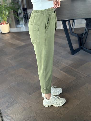 Haki Gabardin Cebi Biyeli Paçası Minik Yırtmaçlı Kadın Pantolon