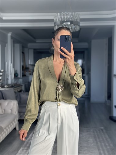 Haki Şal Yaka Önü Broşlu Kadın Gömlek