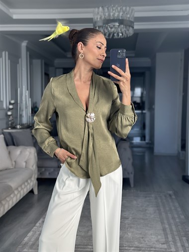 Haki Şal Yaka Önü Broşlu Kadın Gömlek