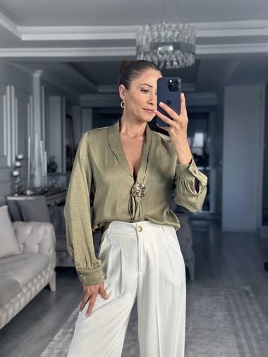 Haki Şal Yaka Önü Broşlu Kadın Gömlek