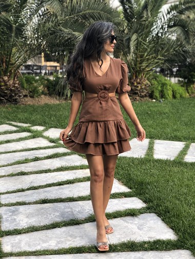Kahverengi Bel Dekolteli Toka Detaylı Mini Kadın Elbise