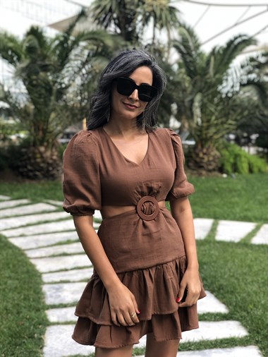 Kahverengi Bel Dekolteli Toka Detaylı Mini Kadın Elbise