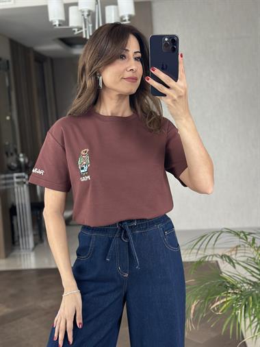 Kahverengi Bisiklet Yaka Kol Ucu Yazı Nakışlı  Ayıcık Kadın T-Shirt 