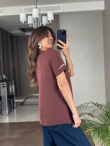 Kahverengi Bisiklet Yaka Kol Ucu Yazı Nakışlı  Ayıcık Kadın T-Shirt 