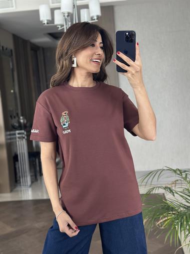 Kahverengi Bisiklet Yaka Kol Ucu Yazı Nakışlı  Ayıcık Kadın T-Shirt 