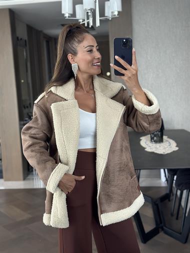 Kahverengi Biyeli Sırt Ters Detay Uzun Lamine Kadın Mont