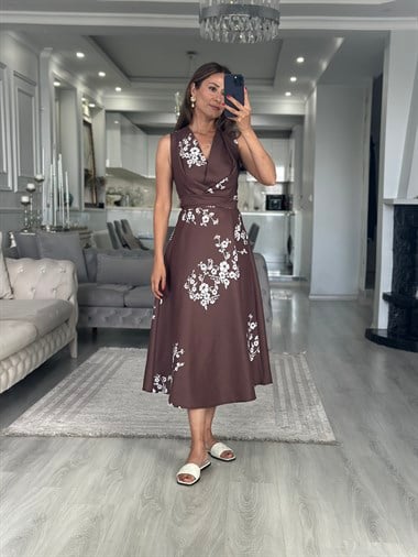 Kahverengi Çiçekli Kruvaze Yaka Bağlama Detaylı Midi Boy Kadın Elbise