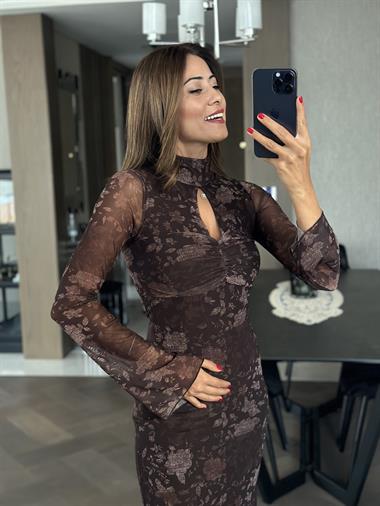 Kahverengi Desenli Yarım Balıkçı Göğsü Büzgülü Uzun Kol Tül Kadın Elbise