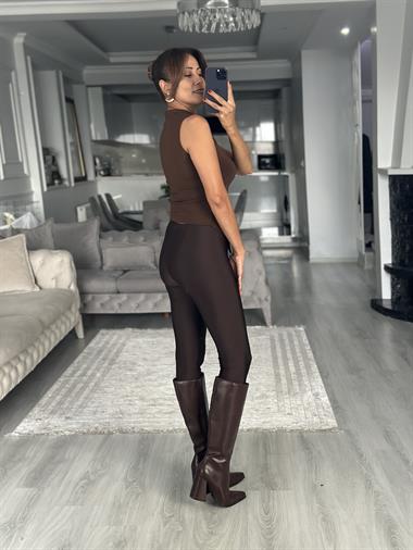 Kahverengi Dik Yaka Sıfır Kol Eteği Asimetrik Kadın Bluz