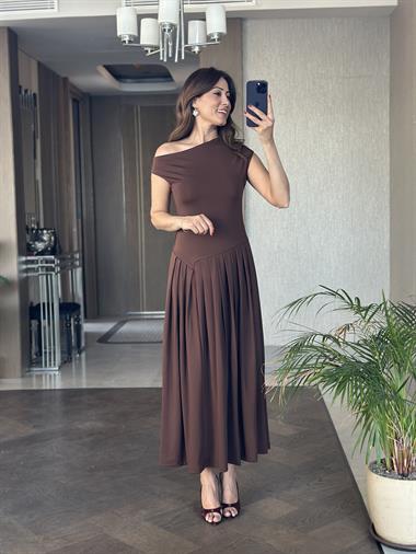 Kahverengi Düşük Kol Asimetrik Yaka Kadın Midi Boy Elbise