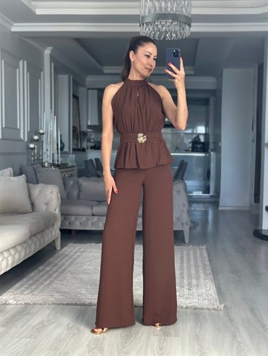 Kahverengi Halter Yaka Beli Broşlu Kadın Tulum