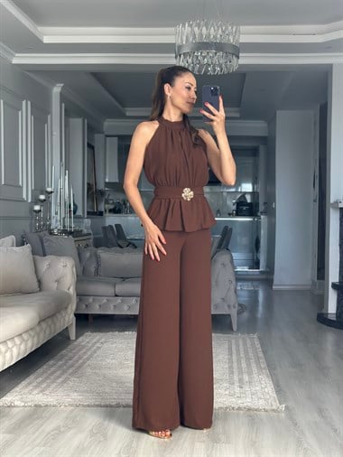 Kahverengi Halter Yaka Beli Broşlu Kadın Tulum