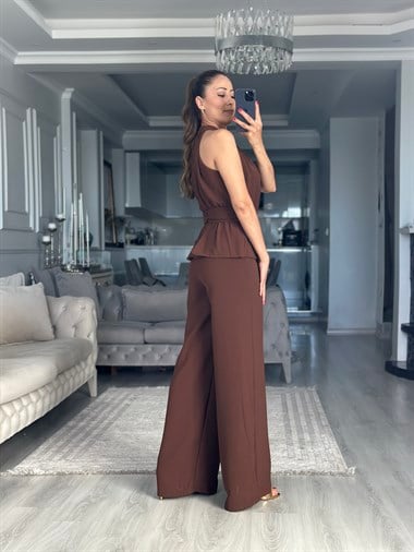 Kahverengi Halter Yaka Beli Broşlu Kadın Tulum