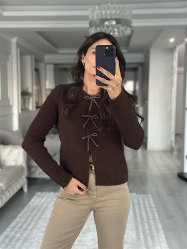 Kahverengi İncili Fiyonk Aksesuarlı Kadın Triko Hırka
