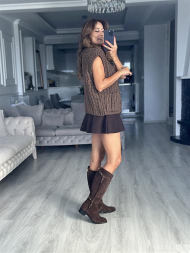 Kahverengi İri Düğmeli Yumuşak Dokulu Cepli Kadın Triko Yelek