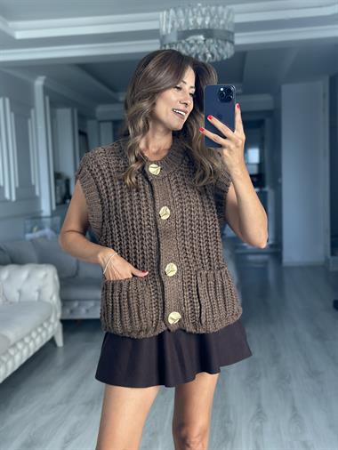 Kahverengi İri Düğmeli Yumuşak Dokulu Cepli Kadın Triko Yelek